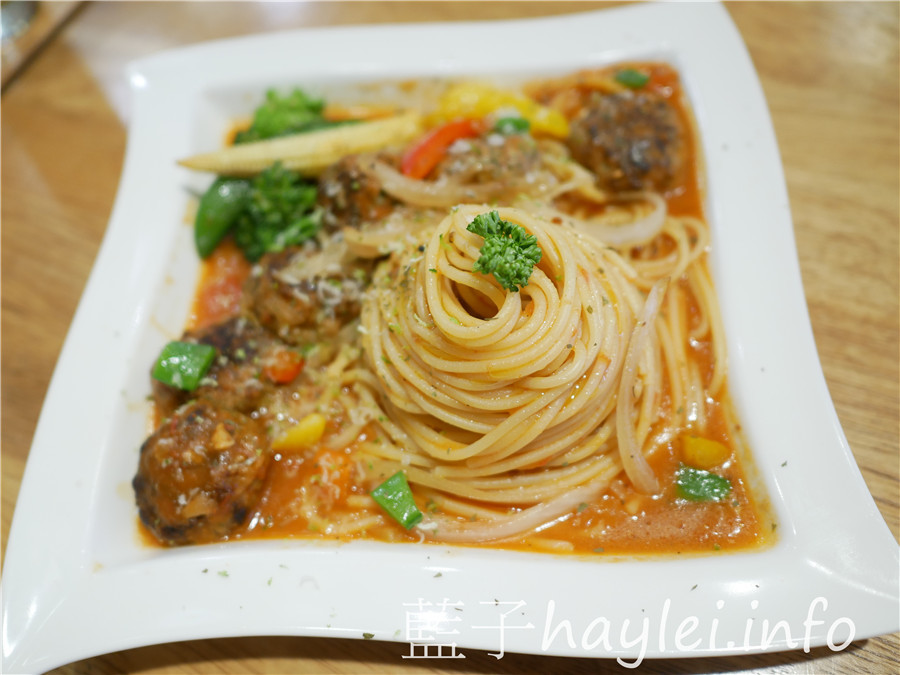 台中西區/Passenger 隨食。旅人/沙拉專賣店-每日限量馬德里碳烤海鮮溫沙拉、紅醬手捏肉丸義大利麵、白醬嫩煎雞胸燉飯&百香檸檬起司乳酪都很棒,能感受到手作的溫暖,隨著愛旅行的老闆來感受別具風味的異國風情創意美食吧!台中美食/蔬食餐廳推薦/溫沙拉/創意料理/異國美食/西餐/素食可食/健康養生/手作沙拉/RE紅包/藍子愛美食 攝影 民生資訊分享 飲食集錦