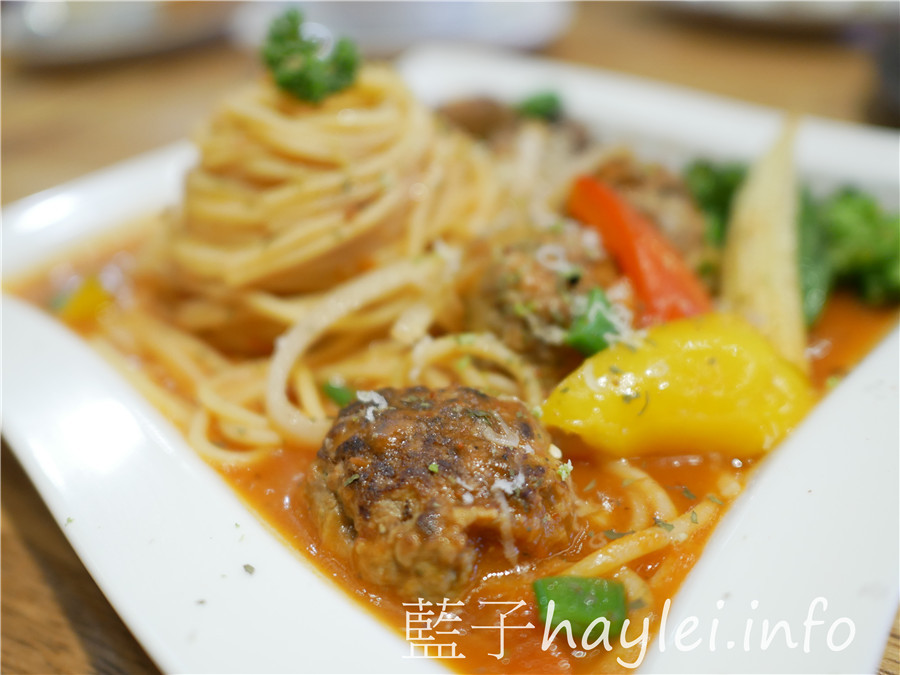 台中西區/Passenger 隨食。旅人/沙拉專賣店-每日限量馬德里碳烤海鮮溫沙拉、紅醬手捏肉丸義大利麵、白醬嫩煎雞胸燉飯&百香檸檬起司乳酪都很棒,能感受到手作的溫暖,隨著愛旅行的老闆來感受別具風味的異國風情創意美食吧!台中美食/蔬食餐廳推薦/溫沙拉/創意料理/異國美食/西餐/素食可食/健康養生/手作沙拉/RE紅包/藍子愛美食 攝影 民生資訊分享 飲食集錦