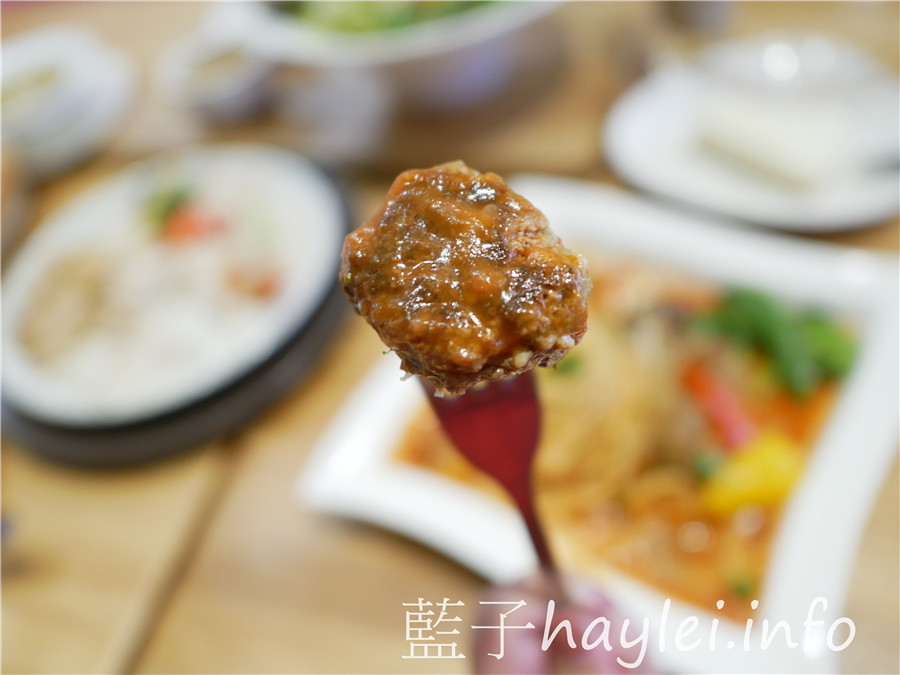 台中西區/Passenger 隨食。旅人/沙拉專賣店-每日限量馬德里碳烤海鮮溫沙拉、紅醬手捏肉丸義大利麵、白醬嫩煎雞胸燉飯&百香檸檬起司乳酪都很棒,能感受到手作的溫暖,隨著愛旅行的老闆來感受別具風味的異國風情創意美食吧!台中美食/蔬食餐廳推薦/溫沙拉/創意料理/異國美食/西餐/素食可食/健康養生/手作沙拉/RE紅包/藍子愛美食 攝影 民生資訊分享 飲食集錦