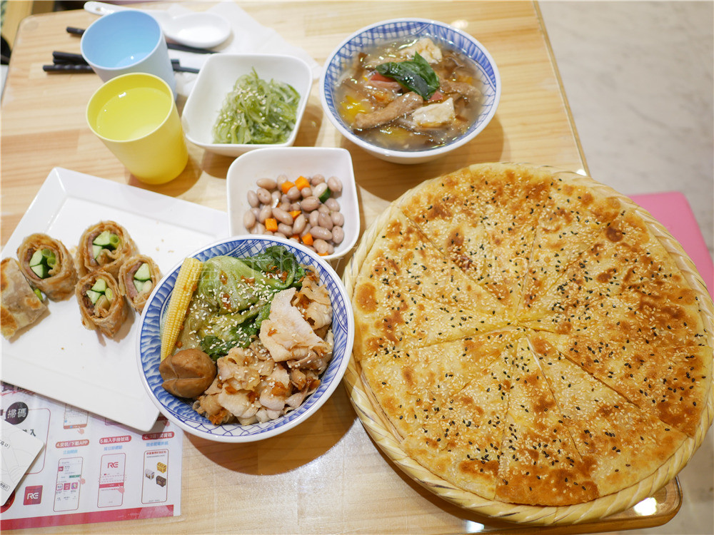 台中西區/梗餅商行-文青風小店品嘗美味麵點,用RE紅包行動支付,筆筆賺回饋,最高100%,簡單又方便!行動支付工具推薦/手機支付/手機抽紅包/手機app推薦/台中美食/台中麵點/台中小吃/蒜泥白肉飯/綜合羹/牛肉捲餅/綠豆鍋餅/藍子愛美食 3C相關 中式料理 國內旅遊 攝影 民生資訊分享 飲食集錦