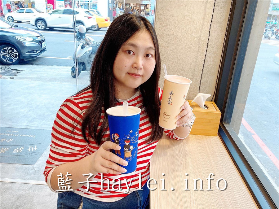 台中西區/茶湯會公益店-普洱拿鐵茶香融合奶香喝起來很純香、葚夏蜜桃紅喝起來酸甜可口,融合水果複合香氣的絕品美味!tptea/以茶會友/素顏好茶/一杯幸福茶一份人情味/茶湯會15週年慶/藍子愛美食/台中手搖飲/台中飲料店/茶湯會台中公益店/台中飲料/手搖飲推薦/觀音拿鐵/翡翠檸檬/葚夏蜜桃紅/功夫紅茶/普洱拿鐵 中式料理 健康養身 國內旅遊 攝影 民生資訊分享 飲食集錦