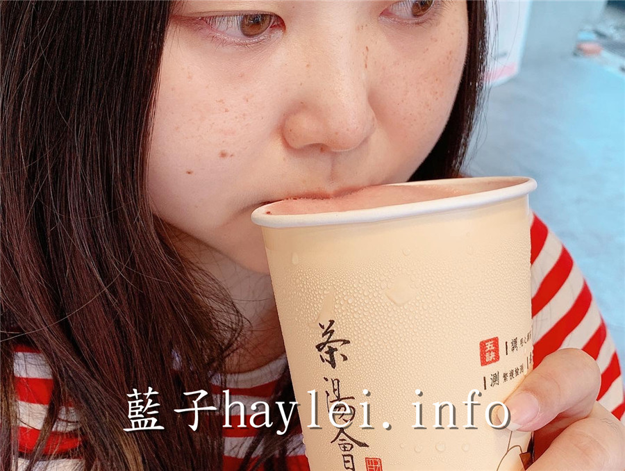 台中西區/茶湯會公益店-普洱拿鐵茶香融合奶香喝起來很純香、葚夏蜜桃紅喝起來酸甜可口,融合水果複合香氣的絕品美味!tptea/以茶會友/素顏好茶/一杯幸福茶一份人情味/茶湯會15週年慶/藍子愛美食/台中手搖飲/台中飲料店/茶湯會台中公益店/台中飲料/手搖飲推薦/觀音拿鐵/翡翠檸檬/葚夏蜜桃紅/功夫紅茶/普洱拿鐵 中式料理 健康養身 國內旅遊 攝影 民生資訊分享 飲食集錦