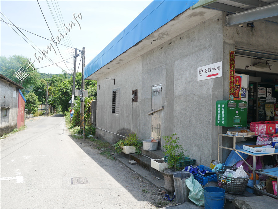 宜蘭冬山美食/七路咖啡食藝-感受老屋情懷,品味貼近人心的宜蘭在地美食!環境寬敞舒適,有彩虹屋彩繪牆、網美打卡拍照點、盪鞦韆、超大足球草原、沙坑、黑板和水槍等,適合親子遊憩的好地方!宜蘭旅遊推薦/宜蘭羅東/宜蘭美食/宜蘭網紅景點/宜蘭親子餐廳/宜蘭寵物友善餐廳/七路咖啡 ナナロ コーヒー/停車場/宜蘭拍照聖地/宜蘭打卡景點/水果咖啡/順進蜜餞行/大進果園/宜蘭休閒農業/深山咖啡廳/藍子愛旅行 國內旅遊 攝影 民生資訊分享 飲食集錦