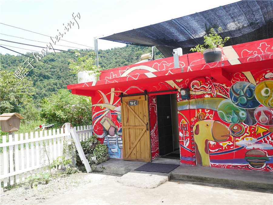 宜蘭冬山美食/七路咖啡食藝-感受老屋情懷,品味貼近人心的宜蘭在地美食!環境寬敞舒適,有彩虹屋彩繪牆、網美打卡拍照點、盪鞦韆、超大足球草原、沙坑、黑板和水槍等,適合親子遊憩的好地方!宜蘭旅遊推薦/宜蘭羅東/宜蘭美食/宜蘭網紅景點/宜蘭親子餐廳/宜蘭寵物友善餐廳/七路咖啡 ナナロ コーヒー/停車場/宜蘭拍照聖地/宜蘭打卡景點/水果咖啡/順進蜜餞行/大進果園/宜蘭休閒農業/深山咖啡廳/藍子愛旅行 國內旅遊 攝影 民生資訊分享 飲食集錦
