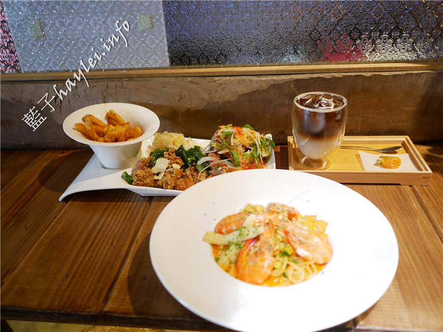 宜蘭冬山美食/七路咖啡食藝-感受老屋情懷,品味貼近人心的宜蘭在地美食!環境寬敞舒適,有彩虹屋彩繪牆、網美打卡拍照點、盪鞦韆、超大足球草原、沙坑、黑板和水槍等,適合親子遊憩的好地方!宜蘭旅遊推薦/宜蘭羅東/宜蘭美食/宜蘭網紅景點/宜蘭親子餐廳/宜蘭寵物友善餐廳/七路咖啡 ナナロ コーヒー/停車場/宜蘭拍照聖地/宜蘭打卡景點/水果咖啡/順進蜜餞行/大進果園/宜蘭休閒農業/深山咖啡廳/藍子愛旅行 國內旅遊 攝影 民生資訊分享 飲食集錦