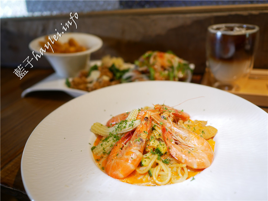 宜蘭冬山美食/七路咖啡食藝-感受老屋情懷,品味貼近人心的宜蘭在地美食!環境寬敞舒適,有彩虹屋彩繪牆、網美打卡拍照點、盪鞦韆、超大足球草原、沙坑、黑板和水槍等,適合親子遊憩的好地方!宜蘭旅遊推薦/宜蘭羅東/宜蘭美食/宜蘭網紅景點/宜蘭親子餐廳/宜蘭寵物友善餐廳/七路咖啡 ナナロ コーヒー/停車場/宜蘭拍照聖地/宜蘭打卡景點/水果咖啡/順進蜜餞行/大進果園/宜蘭休閒農業/深山咖啡廳/藍子愛旅行 國內旅遊 攝影 民生資訊分享 飲食集錦