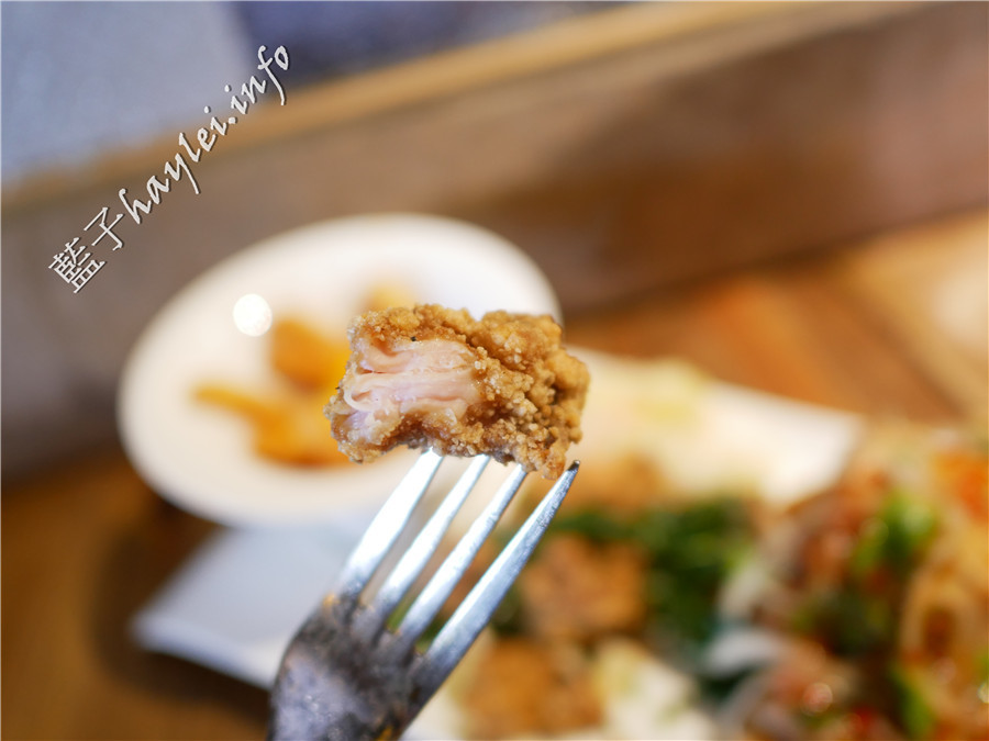 宜蘭冬山美食/七路咖啡食藝-感受老屋情懷，品味貼近人心的宜蘭在地美食！環境寬敞舒適，有彩虹屋彩繪牆、網美打卡拍照點、盪鞦韆、超大足球草原、沙坑、黑板和水槍等，適合親子遊憩的好地方！宜蘭旅遊推薦/宜蘭羅東/宜蘭美食/宜蘭網紅景點/宜蘭親子餐廳/宜蘭寵物友善餐廳/七路咖啡 ナナロ コーヒー/停車場/宜蘭拍照聖地/宜蘭打卡景點/水果咖啡/順進蜜餞行/大進果園/宜蘭休閒農業/深山咖啡廳/藍子愛旅行 國內旅遊 攝影 民生資訊分享 飲食集錦 