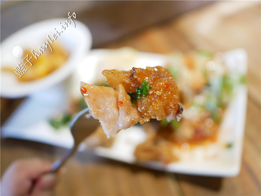 宜蘭冬山美食/七路咖啡食藝-感受老屋情懷,品味貼近人心的宜蘭在地美食!環境寬敞舒適,有彩虹屋彩繪牆、網美打卡拍照點、盪鞦韆、超大足球草原、沙坑、黑板和水槍等,適合親子遊憩的好地方!宜蘭旅遊推薦/宜蘭羅東/宜蘭美食/宜蘭網紅景點/宜蘭親子餐廳/宜蘭寵物友善餐廳/七路咖啡 ナナロ コーヒー/停車場/宜蘭拍照聖地/宜蘭打卡景點/水果咖啡/順進蜜餞行/大進果園/宜蘭休閒農業/深山咖啡廳/藍子愛旅行 國內旅遊 攝影 民生資訊分享 飲食集錦