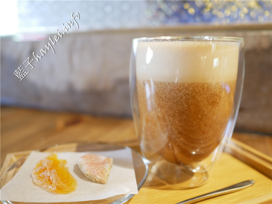 宜蘭冬山美食/七路咖啡食藝-感受老屋情懷,品味貼近人心的宜蘭在地美食!環境寬敞舒適,有彩虹屋彩繪牆、網美打卡拍照點、盪鞦韆、超大足球草原、沙坑、黑板和水槍等,適合親子遊憩的好地方!宜蘭旅遊推薦/宜蘭羅東/宜蘭美食/宜蘭網紅景點/宜蘭親子餐廳/宜蘭寵物友善餐廳/七路咖啡 ナナロ コーヒー/停車場/宜蘭拍照聖地/宜蘭打卡景點/水果咖啡/順進蜜餞行/大進果園/宜蘭休閒農業/深山咖啡廳/藍子愛旅行 國內旅遊 攝影 民生資訊分享 飲食集錦