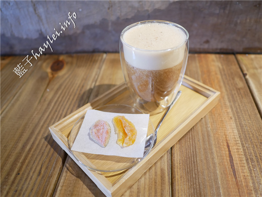 宜蘭冬山美食/七路咖啡食藝-感受老屋情懷，品味貼近人心的宜蘭在地美食！環境寬敞舒適，有彩虹屋彩繪牆、網美打卡拍照點、盪鞦韆、超大足球草原、沙坑、黑板和水槍等，適合親子遊憩的好地方！宜蘭旅遊推薦/宜蘭羅東/宜蘭美食/宜蘭網紅景點/宜蘭親子餐廳/宜蘭寵物友善餐廳/七路咖啡 ナナロ コーヒー/停車場/宜蘭拍照聖地/宜蘭打卡景點/水果咖啡/順進蜜餞行/大進果園/宜蘭休閒農業/深山咖啡廳/藍子愛旅行 國內旅遊 攝影 民生資訊分享 飲食集錦 