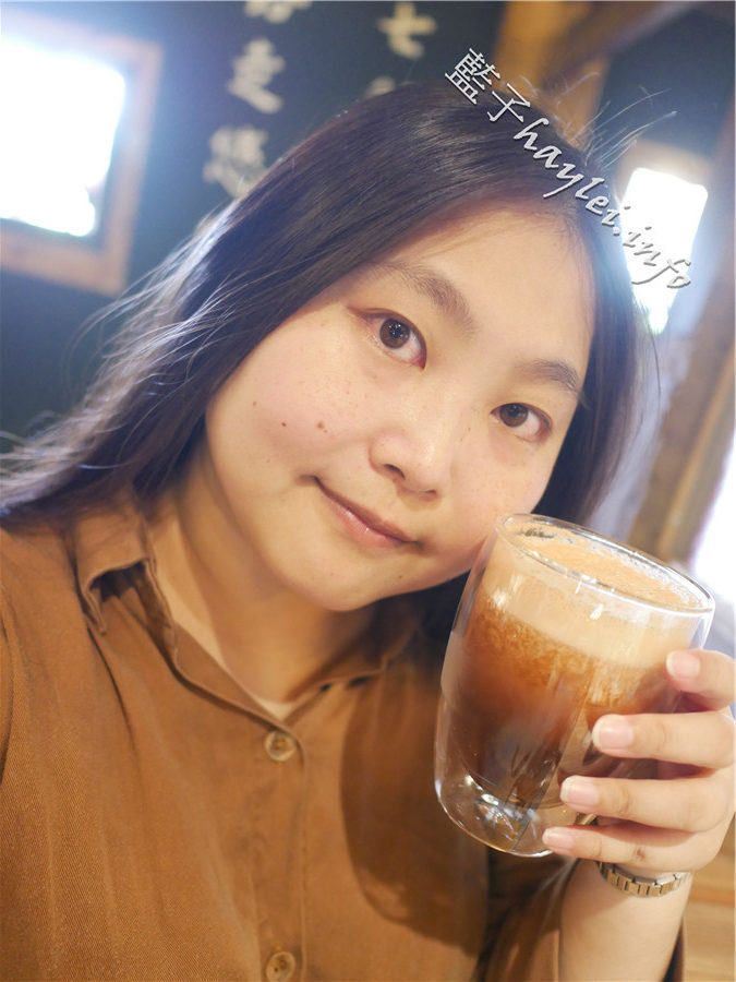 宜蘭冬山美食/七路咖啡食藝-感受老屋情懷,品味貼近人心的宜蘭在地美食!環境寬敞舒適,有彩虹屋彩繪牆、網美打卡拍照點、盪鞦韆、超大足球草原、沙坑、黑板和水槍等,適合親子遊憩的好地方!宜蘭旅遊推薦/宜蘭羅東/宜蘭美食/宜蘭網紅景點/宜蘭親子餐廳/宜蘭寵物友善餐廳/七路咖啡 ナナロ コーヒー/停車場/宜蘭拍照聖地/宜蘭打卡景點/水果咖啡/順進蜜餞行/大進果園/宜蘭休閒農業/深山咖啡廳/藍子愛旅行 國內旅遊 攝影 民生資訊分享 飲食集錦