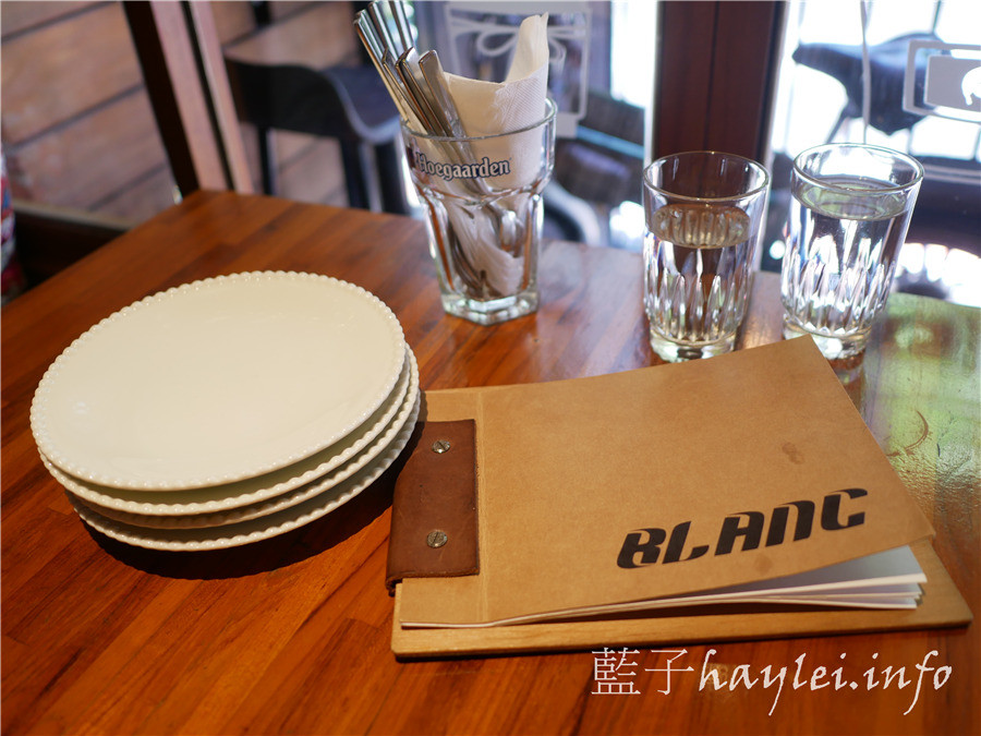 台北信義美食/Blanc布朗客咖啡-平價美味松菸美食推薦，環境溫馨有情調，食材新鮮有品質，美味到想再再回訪的美食餐廳！鴨胸沙拉、紅酒牛肉燉飯、起司雞肉千層麵、起司磚餅等鹹食表現可圈可點，布朗尼、提拉米蘇、肉桂捲等甜點必吃～台北美食/台北咖啡館/義式料理/市府站美食/義大利麵/下午茶推薦/藍子愛美食 國內旅遊 攝影 民生資訊分享 美式料理 飲食集錦 