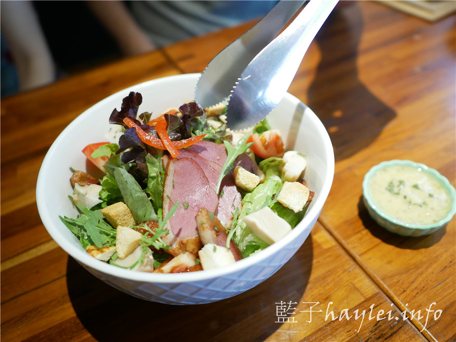 台北信義美食/Blanc布朗客咖啡-平價美味松菸美食推薦，環境溫馨有情調，食材新鮮有品質，美味到想再再回訪的美食餐廳！鴨胸沙拉、紅酒牛肉燉飯、起司雞肉千層麵、起司磚餅等鹹食表現可圈可點，布朗尼、提拉米蘇、肉桂捲等甜點必吃～台北美食/台北咖啡館/義式料理/市府站美食/義大利麵/下午茶推薦/藍子愛美食 國內旅遊 攝影 民生資訊分享 美式料理 飲食集錦 