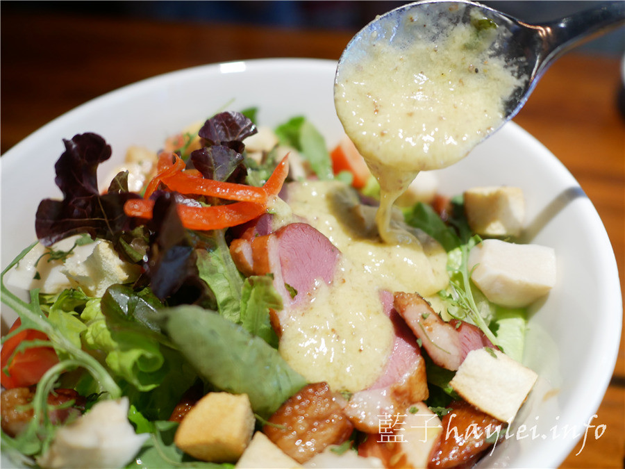 台北信義美食/Blanc布朗客咖啡-平價美味松菸美食推薦，環境溫馨有情調，食材新鮮有品質，美味到想再再回訪的美食餐廳！鴨胸沙拉、紅酒牛肉燉飯、起司雞肉千層麵、起司磚餅等鹹食表現可圈可點，布朗尼、提拉米蘇、肉桂捲等甜點必吃～台北美食/台北咖啡館/義式料理/市府站美食/義大利麵/下午茶推薦/藍子愛美食 國內旅遊 攝影 民生資訊分享 美式料理 飲食集錦 