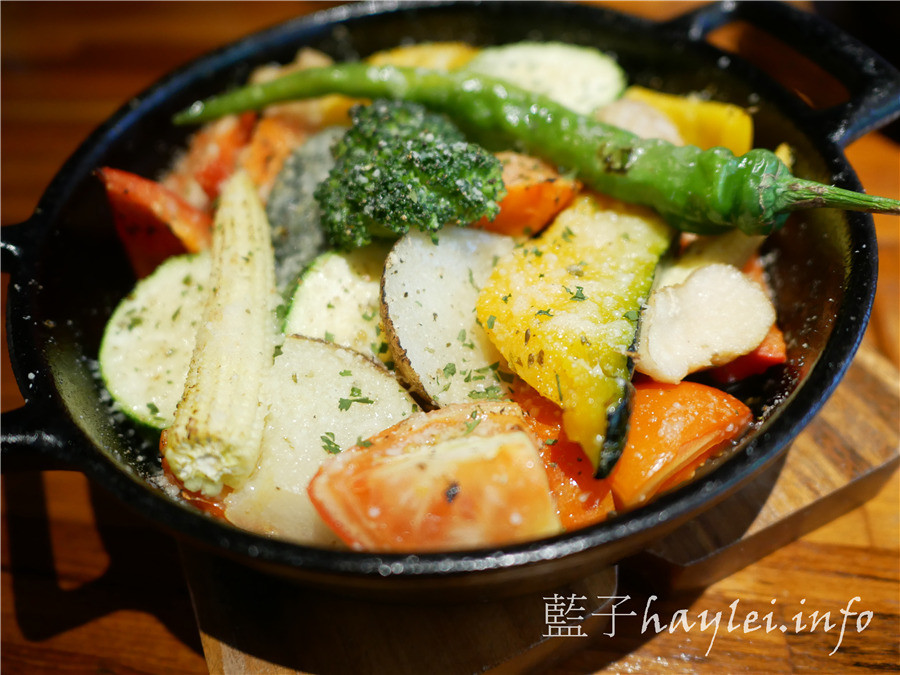 台北信義美食/Blanc布朗客咖啡-平價美味松菸美食推薦，環境溫馨有情調，食材新鮮有品質，美味到想再再回訪的美食餐廳！鴨胸沙拉、紅酒牛肉燉飯、起司雞肉千層麵、起司磚餅等鹹食表現可圈可點，布朗尼、提拉米蘇、肉桂捲等甜點必吃～台北美食/台北咖啡館/義式料理/市府站美食/義大利麵/下午茶推薦/藍子愛美食 國內旅遊 攝影 民生資訊分享 美式料理 飲食集錦 