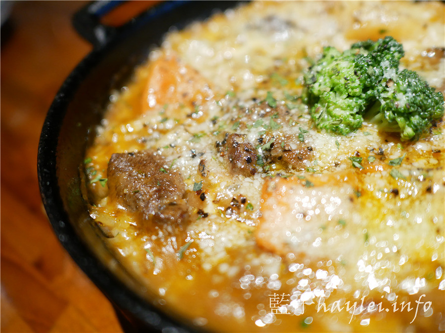 台北信義美食/Blanc布朗客咖啡-平價美味松菸美食推薦，環境溫馨有情調，食材新鮮有品質，美味到想再再回訪的美食餐廳！鴨胸沙拉、紅酒牛肉燉飯、起司雞肉千層麵、起司磚餅等鹹食表現可圈可點，布朗尼、提拉米蘇、肉桂捲等甜點必吃～台北美食/台北咖啡館/義式料理/市府站美食/義大利麵/下午茶推薦/藍子愛美食 國內旅遊 攝影 民生資訊分享 美式料理 飲食集錦 
