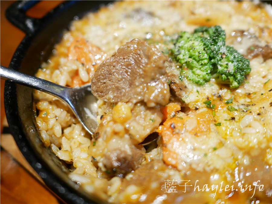 台北信義美食/Blanc布朗客咖啡-平價美味松菸美食推薦，環境溫馨有情調，食材新鮮有品質，美味到想再再回訪的美食餐廳！鴨胸沙拉、紅酒牛肉燉飯、起司雞肉千層麵、起司磚餅等鹹食表現可圈可點，布朗尼、提拉米蘇、肉桂捲等甜點必吃～台北美食/台北咖啡館/義式料理/市府站美食/義大利麵/下午茶推薦/藍子愛美食 國內旅遊 攝影 民生資訊分享 美式料理 飲食集錦 