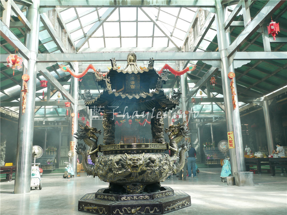 雲林四湖/三條崙海清宮閻羅天子包公祖廟-1738年建立,寺廟結構以傳統青斗石與木構為主,是台灣最早供奉包青天包拯的祖廟!進香團來訪包公廟,仙女舞敬神,場面香火鼎盛~海清宮森羅殿/廟宇祭典/廟會活動/民俗信仰中心/傳統民間習俗/宮廟信仰活動/藍子愛旅遊 國內旅遊 攝影 民生資訊分享