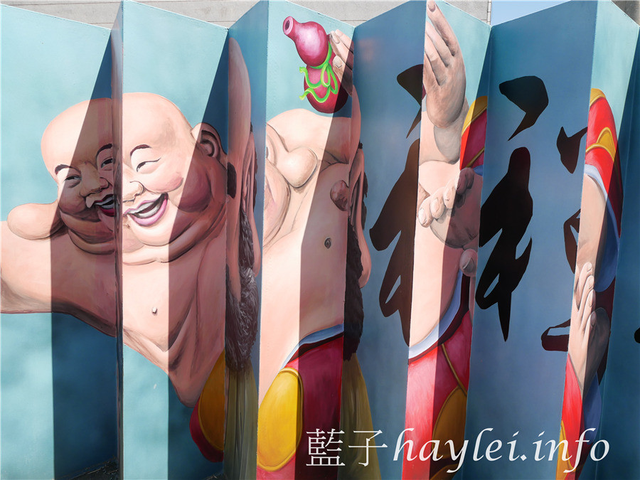 雲林四湖景點/喔熊藝術村(萡子寮臺灣好神3D彩繪村)-彩墨軒工作室藝術家曾進成參與,萡子寮藝術村的4D立體雕塑、全台獨創雙面畫跟喔熊立體塑像,融合傳統民俗文化看起來可愛有趣,非常值得遊賞!凹雕轉頭佛祖/神仙3D4D彩繪/彌勒達摩雙面畫/雲嘉南旅遊/雲嘉南景點/雲嘉南濱海國家風景區/雲林四湖旅遊推薦/網美打卡/打卡聖地/景點推薦/南臺灣觀光/臺灣旅遊景點推薦/雲林免費景點/藍子愛旅遊 國內旅遊 攝影 民生資訊分享