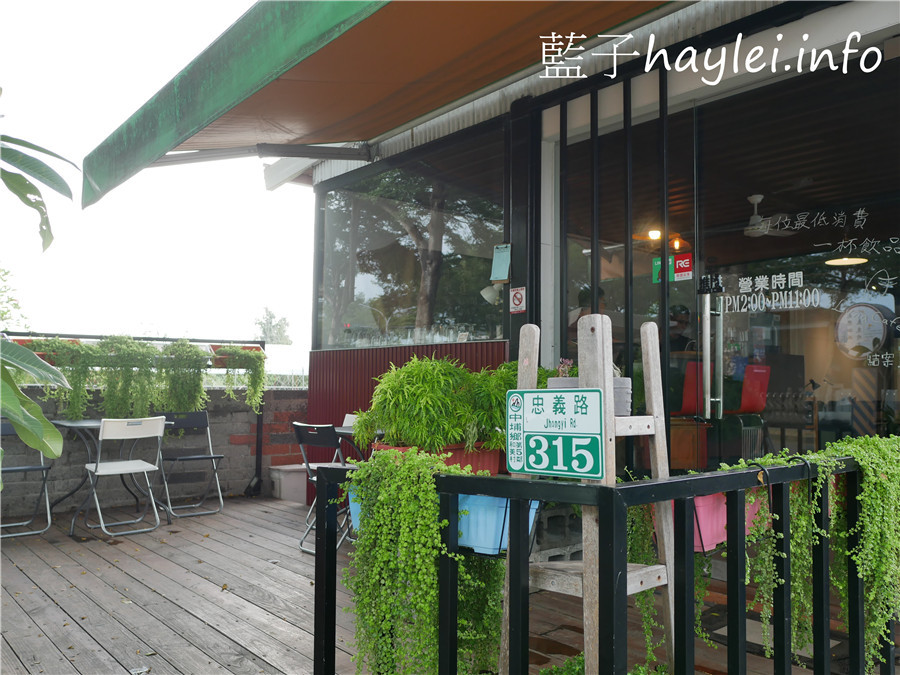 今天吃什麼/嘉義中埔/月cafe/月咖啡-近嘉義大學的個性咖啡廳，提供手沖咖啡、特色花果茶飲跟鬆餅等美食，邊聽著黑膠唱片、邊品著香氣醉人的療癒咖啡，悠閒享受屬於此刻的浪漫時光！嘉義美食/嘉義咖啡廳/文青咖啡館/寵物友善/藍子愛美食 國內旅遊 攝影 民生資訊分享 美式料理 飲食集錦 