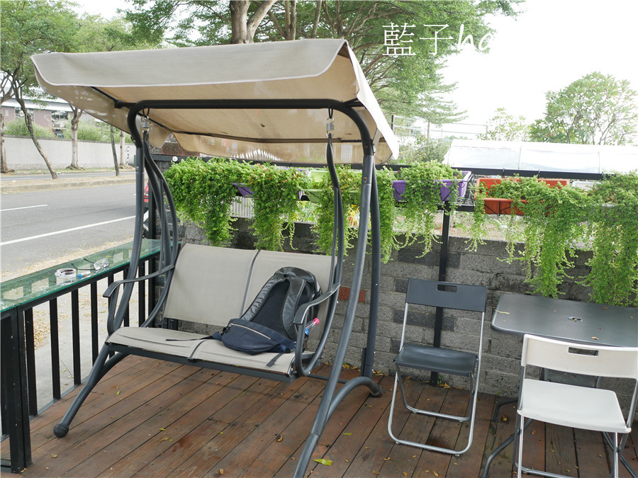 今天吃什麼/嘉義中埔/月cafe/月咖啡-近嘉義大學的個性咖啡廳，提供手沖咖啡、特色花果茶飲跟鬆餅等美食，邊聽著黑膠唱片、邊品著香氣醉人的療癒咖啡，悠閒享受屬於此刻的浪漫時光！嘉義美食/嘉義咖啡廳/文青咖啡館/寵物友善/藍子愛美食 國內旅遊 攝影 民生資訊分享 美式料理 飲食集錦 