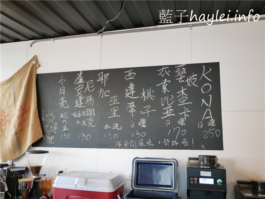 今天吃什麼/嘉義中埔/月cafe/月咖啡-近嘉義大學的個性咖啡廳，提供手沖咖啡、特色花果茶飲跟鬆餅等美食，邊聽著黑膠唱片、邊品著香氣醉人的療癒咖啡，悠閒享受屬於此刻的浪漫時光！嘉義美食/嘉義咖啡廳/文青咖啡館/寵物友善/藍子愛美食 國內旅遊 攝影 民生資訊分享 美式料理 飲食集錦 