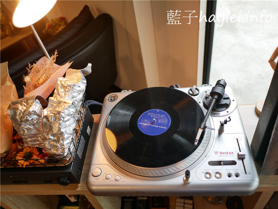 今天吃什麼/嘉義中埔/月cafe/月咖啡-近嘉義大學的個性咖啡廳，提供手沖咖啡、特色花果茶飲跟鬆餅等美食，邊聽著黑膠唱片、邊品著香氣醉人的療癒咖啡，悠閒享受屬於此刻的浪漫時光！嘉義美食/嘉義咖啡廳/文青咖啡館/寵物友善/藍子愛美食 國內旅遊 攝影 民生資訊分享 美式料理 飲食集錦 