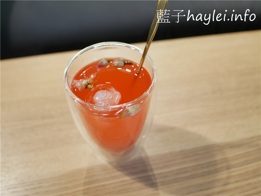 今天吃什麼/嘉義中埔/月cafe/月咖啡-近嘉義大學的個性咖啡廳，提供手沖咖啡、特色花果茶飲跟鬆餅等美食，邊聽著黑膠唱片、邊品著香氣醉人的療癒咖啡，悠閒享受屬於此刻的浪漫時光！嘉義美食/嘉義咖啡廳/文青咖啡館/寵物友善/藍子愛美食 國內旅遊 攝影 民生資訊分享 美式料理 飲食集錦 