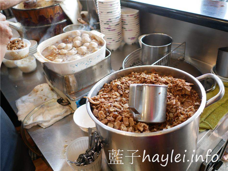 今天吃什麼/嘉義東區/阿岸米糕-走過歲月,堅持原味!鹹米糕搭柴魚湯超經典,魠魚羹加蒜泥更夠味!每次來嘉義都想吃的古早味,近文化路夜市、文化公園!嘉義美食/嘉義小吃/嘉義米糕/嘉義魚羹/嘉義宵夜/傳統小吃/平價美食/傳統美食/嘉義必吃美食/宅配外帶/嘉義伴手禮/原文化路老張米糕/藍子愛美食 中式料理 國內旅遊 攝影 民生資訊分享 飲食集錦