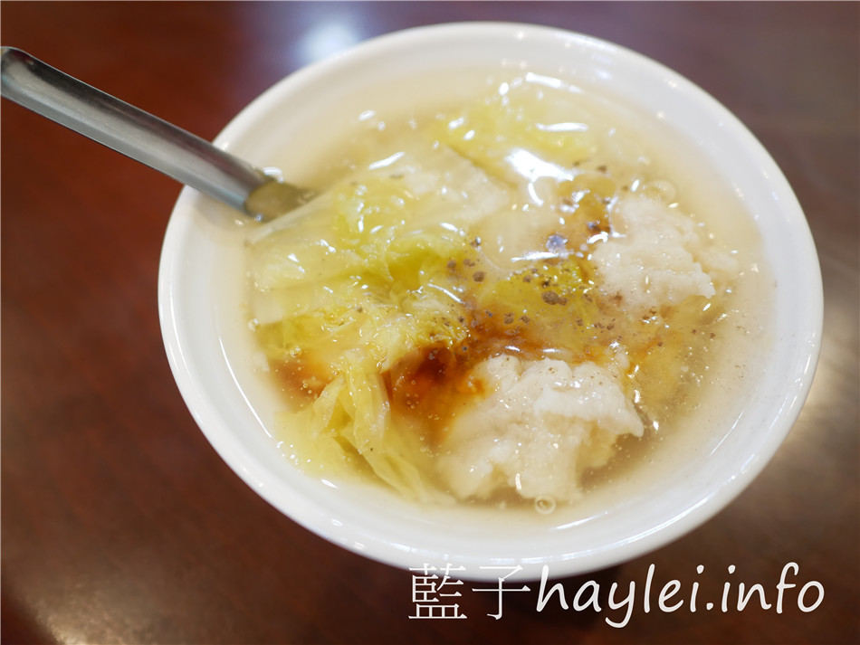 今天吃什麼/嘉義東區/阿岸米糕-走過歲月,堅持原味!鹹米糕搭柴魚湯超經典,魠魚羹加蒜泥更夠味!每次來嘉義都想吃的古早味,近文化路夜市、文化公園!嘉義美食/嘉義小吃/嘉義米糕/嘉義魚羹/嘉義宵夜/傳統小吃/平價美食/傳統美食/嘉義必吃美食/宅配外帶/嘉義伴手禮/原文化路老張米糕/藍子愛美食 中式料理 國內旅遊 攝影 民生資訊分享 飲食集錦