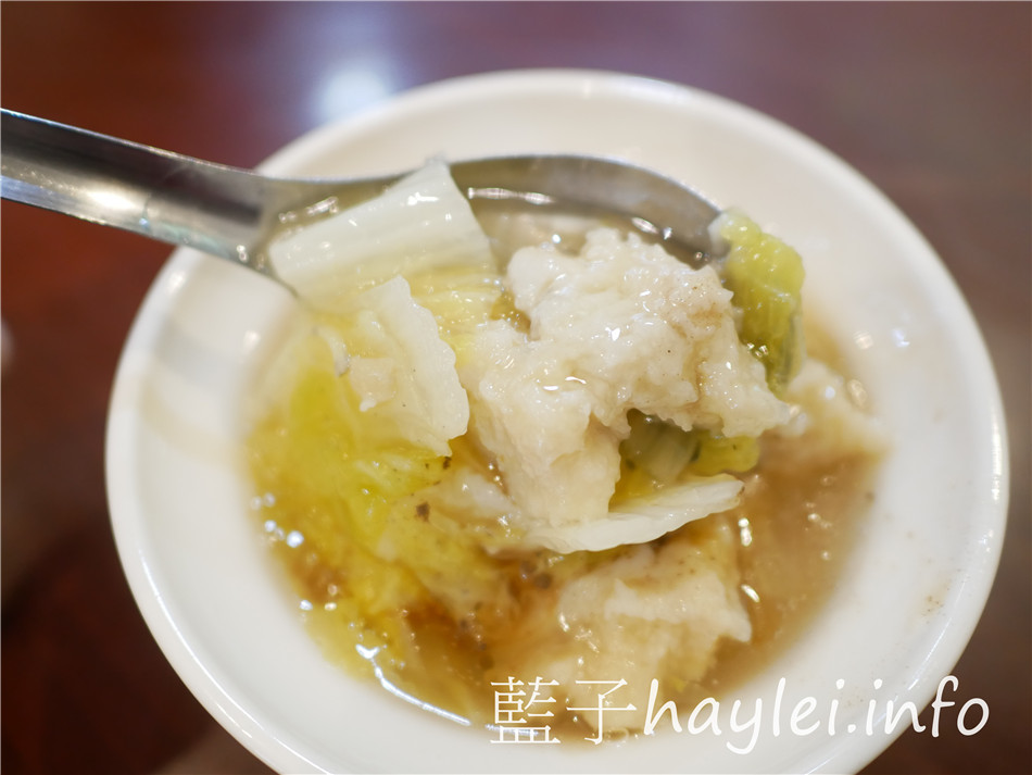 今天吃什麼/嘉義東區/阿岸米糕-走過歲月,堅持原味!鹹米糕搭柴魚湯超經典,魠魚羹加蒜泥更夠味!每次來嘉義都想吃的古早味,近文化路夜市、文化公園!嘉義美食/嘉義小吃/嘉義米糕/嘉義魚羹/嘉義宵夜/傳統小吃/平價美食/傳統美食/嘉義必吃美食/宅配外帶/嘉義伴手禮/原文化路老張米糕/藍子愛美食 中式料理 國內旅遊 攝影 民生資訊分享 飲食集錦