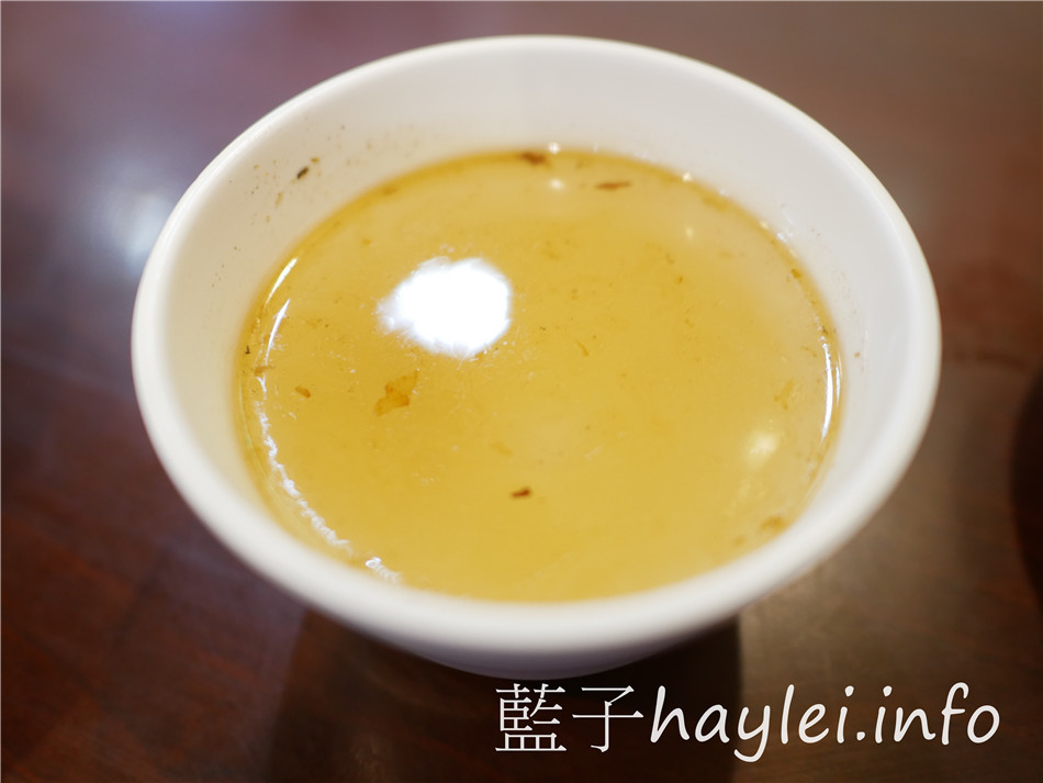 今天吃什麼/嘉義東區/阿岸米糕-走過歲月,堅持原味!鹹米糕搭柴魚湯超經典,魠魚羹加蒜泥更夠味!每次來嘉義都想吃的古早味,近文化路夜市、文化公園!嘉義美食/嘉義小吃/嘉義米糕/嘉義魚羹/嘉義宵夜/傳統小吃/平價美食/傳統美食/嘉義必吃美食/宅配外帶/嘉義伴手禮/原文化路老張米糕/藍子愛美食 中式料理 國內旅遊 攝影 民生資訊分享 飲食集錦
