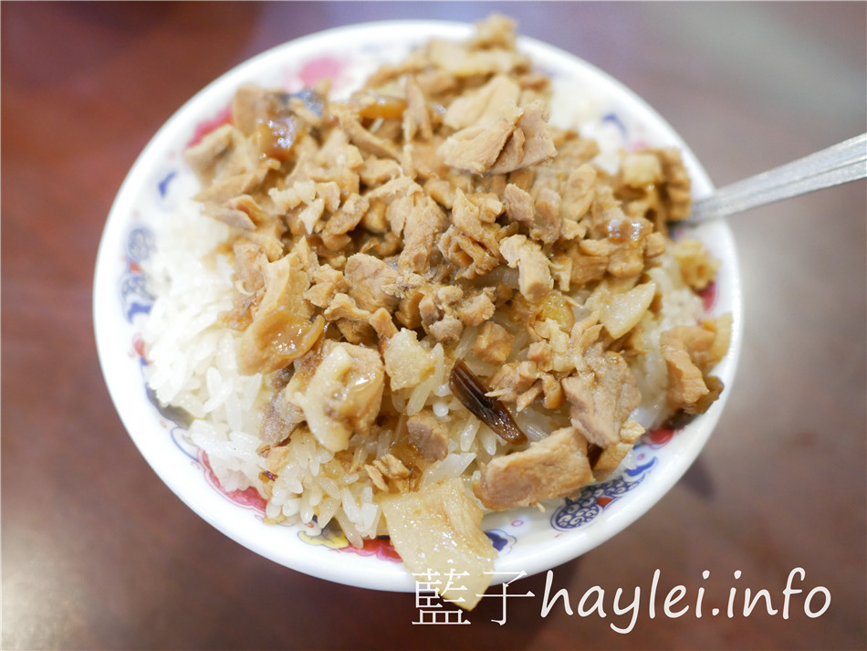 今天吃什麼/嘉義東區/阿岸米糕-走過歲月,堅持原味!鹹米糕搭柴魚湯超經典,魠魚羹加蒜泥更夠味!每次來嘉義都想吃的古早味,近文化路夜市、文化公園!嘉義美食/嘉義小吃/嘉義米糕/嘉義魚羹/嘉義宵夜/傳統小吃/平價美食/傳統美食/嘉義必吃美食/宅配外帶/嘉義伴手禮/原文化路老張米糕/藍子愛美食 中式料理 國內旅遊 攝影 民生資訊分享 飲食集錦