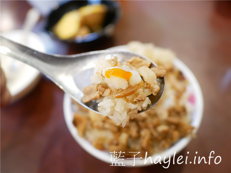 今天吃什麼/嘉義東區/阿岸米糕-走過歲月,堅持原味!鹹米糕搭柴魚湯超經典,魠魚羹加蒜泥更夠味!每次來嘉義都想吃的古早味,近文化路夜市、文化公園!嘉義美食/嘉義小吃/嘉義米糕/嘉義魚羹/嘉義宵夜/傳統小吃/平價美食/傳統美食/嘉義必吃美食/宅配外帶/嘉義伴手禮/原文化路老張米糕/藍子愛美食 中式料理 國內旅遊 攝影 民生資訊分享 飲食集錦