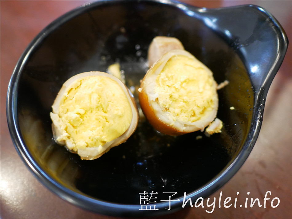 今天吃什麼/嘉義東區/阿岸米糕-走過歲月,堅持原味!鹹米糕搭柴魚湯超經典,魠魚羹加蒜泥更夠味!每次來嘉義都想吃的古早味,近文化路夜市、文化公園!嘉義美食/嘉義小吃/嘉義米糕/嘉義魚羹/嘉義宵夜/傳統小吃/平價美食/傳統美食/嘉義必吃美食/宅配外帶/嘉義伴手禮/原文化路老張米糕/藍子愛美食 中式料理 國內旅遊 攝影 民生資訊分享 飲食集錦