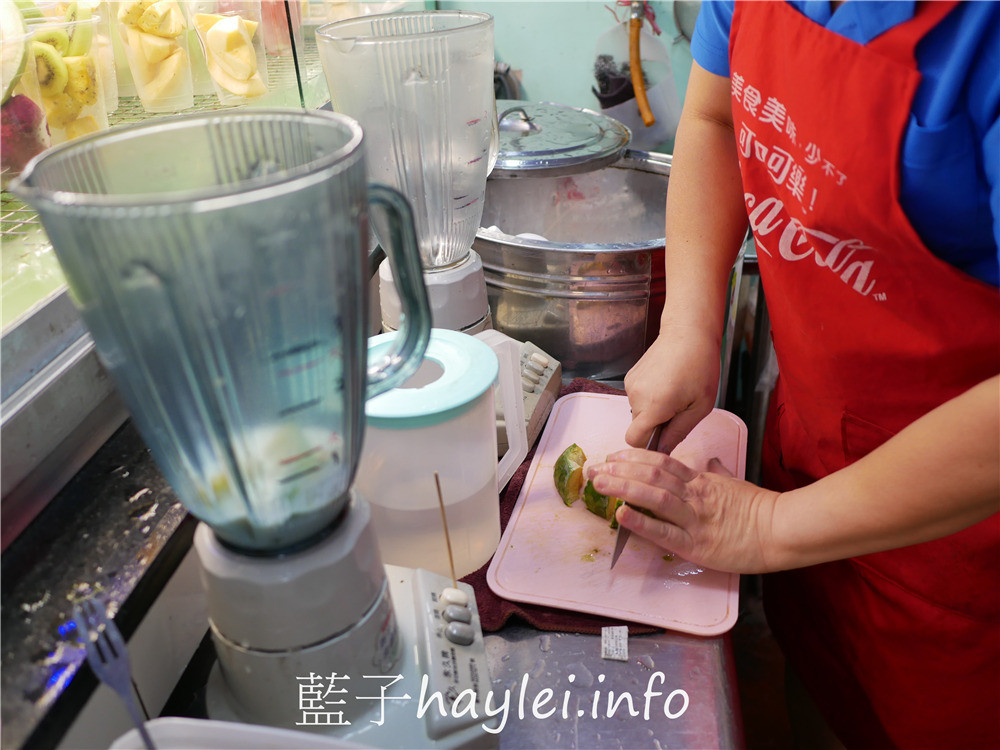 台南將軍漁港美食/可愛多 冰紅茶飲-將軍漁港觀光海樓內的老字號漁港飲品名店,堅持古法用台南傳統番糖製作飲品,真材實料的鮮果飲,來訪必喝!今天吃什麼/台南馬沙溝/台南漁港美食/將軍漁港美食/現點現做/台南美食/藍子愛美食 中式料理 健康養身 國內旅遊 攝影 民生資訊分享 飲食集錦