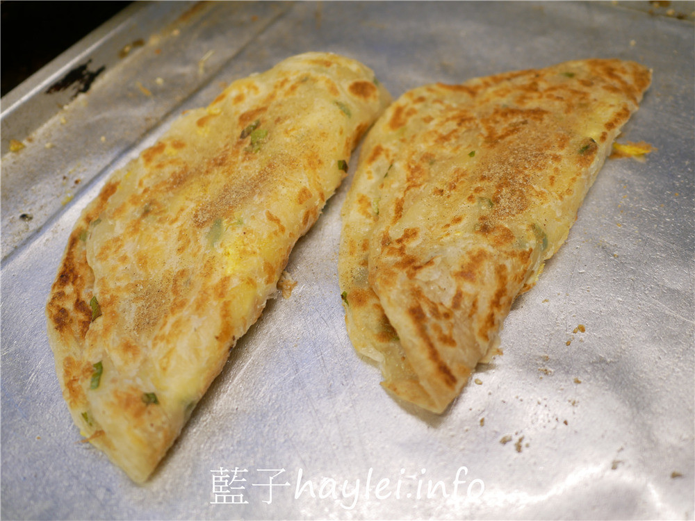 嘉義朴子/福州包香酥抓餅-剛出鍋熱騰騰的多汁福州包，煎至金黃酥香的美味抓餅擄獲在地人味蕾，近朴子國小的經典在地小吃！今天吃什麼/嘉義美食/嘉義小吃/傳統美食/在地美味/藍子愛美食 中式料理 國內旅遊 攝影 民生資訊分享 飲食集錦 