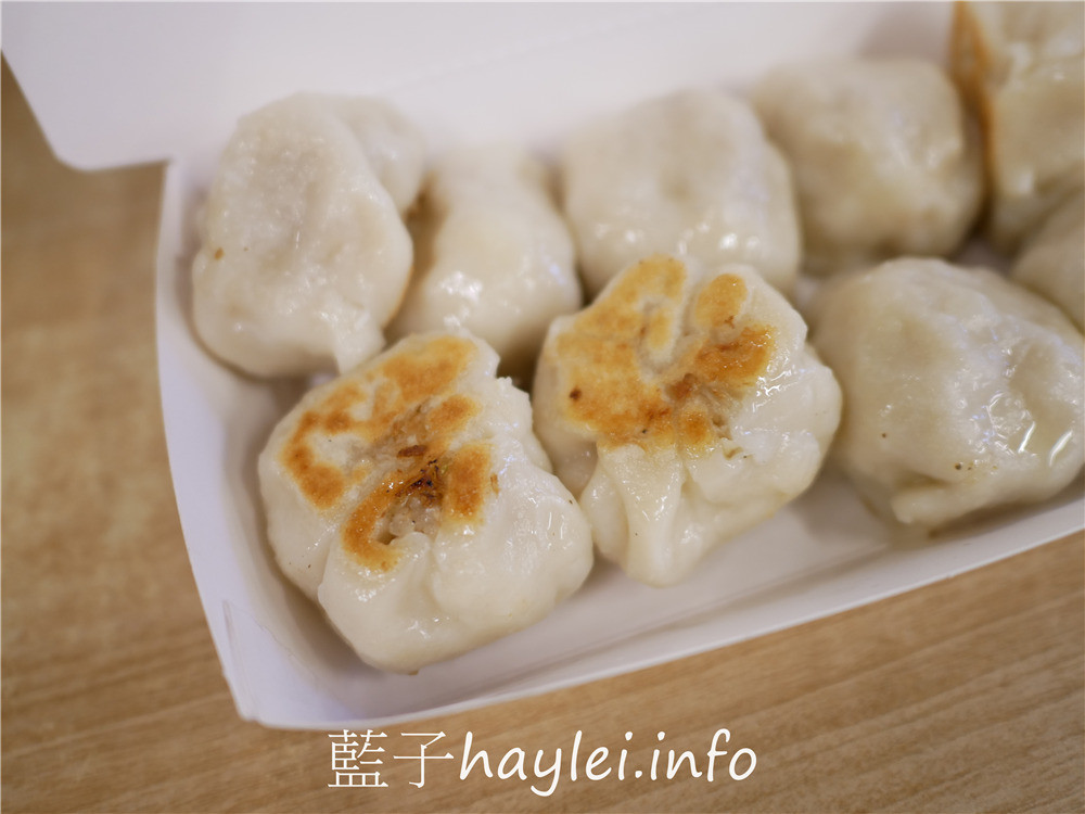 嘉義朴子/福州包香酥抓餅-剛出鍋熱騰騰的多汁福州包，煎至金黃酥香的美味抓餅擄獲在地人味蕾，近朴子國小的經典在地小吃！今天吃什麼/嘉義美食/嘉義小吃/傳統美食/在地美味/藍子愛美食 中式料理 國內旅遊 攝影 民生資訊分享 飲食集錦 
