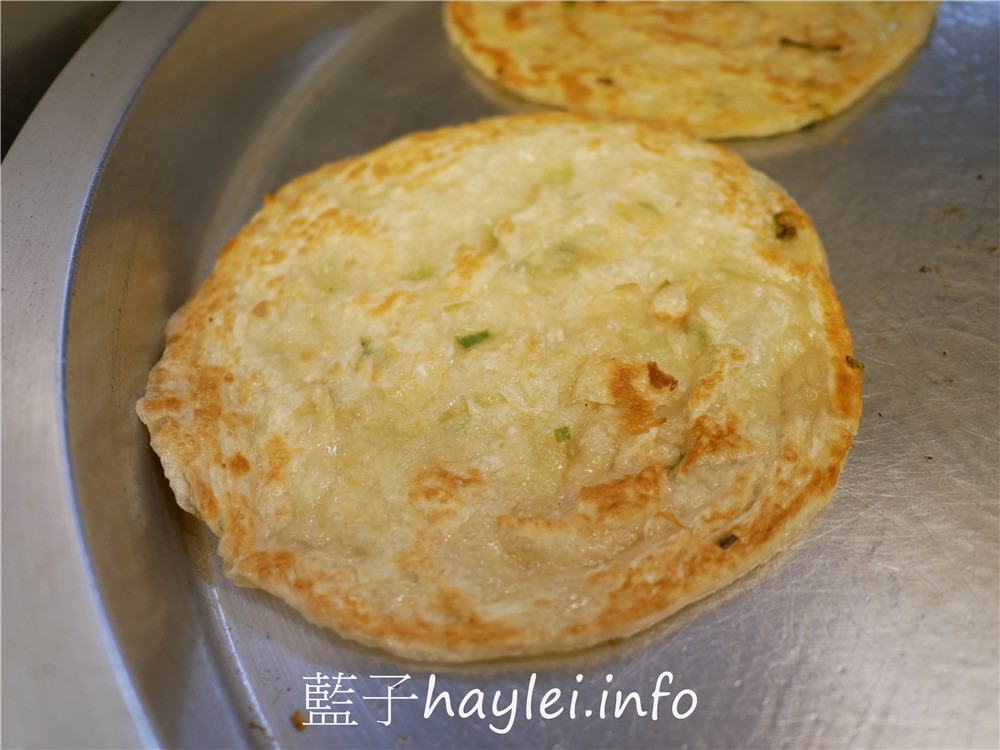 嘉義朴子/福州包香酥抓餅-剛出鍋熱騰騰的多汁福州包，煎至金黃酥香的美味抓餅擄獲在地人味蕾，近朴子國小的經典在地小吃！今天吃什麼/嘉義美食/嘉義小吃/傳統美食/在地美味/藍子愛美食 中式料理 國內旅遊 攝影 民生資訊分享 飲食集錦 
