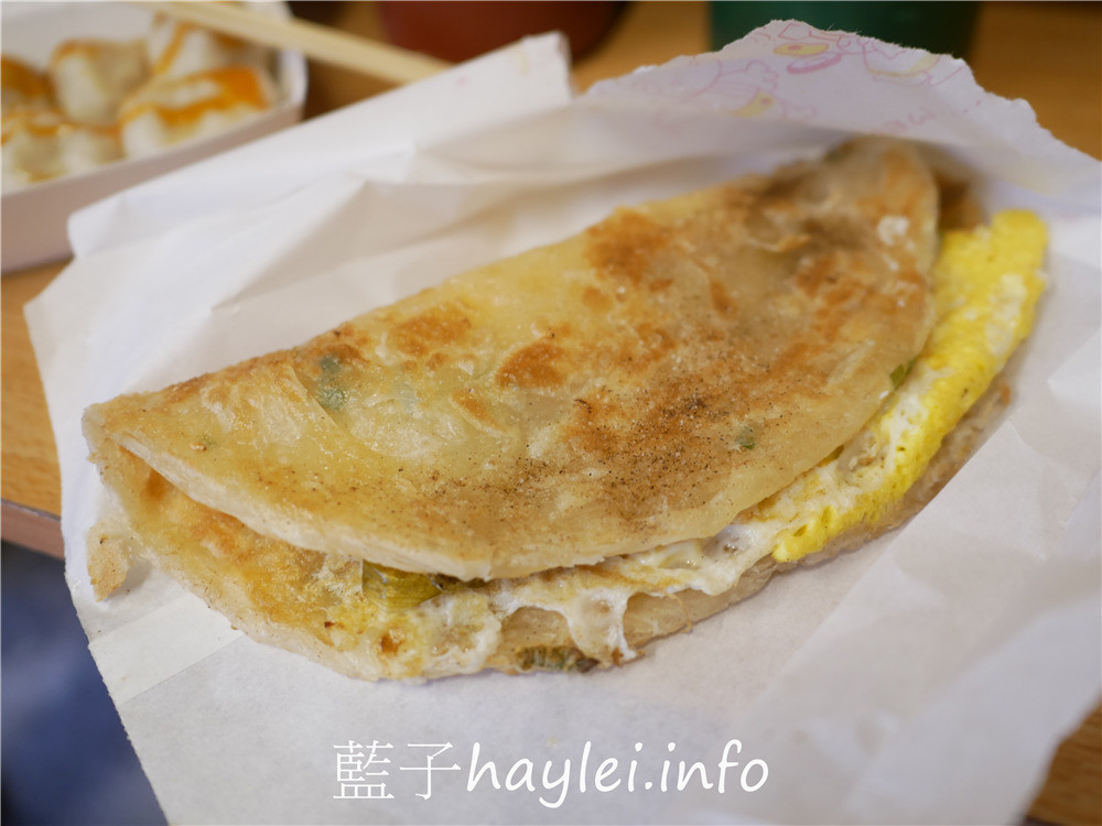 嘉義朴子/福州包香酥抓餅-剛出鍋熱騰騰的多汁福州包，煎至金黃酥香的美味抓餅擄獲在地人味蕾，近朴子國小的經典在地小吃！今天吃什麼/嘉義美食/嘉義小吃/傳統美食/在地美味/藍子愛美食 中式料理 國內旅遊 攝影 民生資訊分享 飲食集錦 