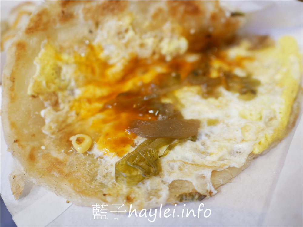 嘉義朴子/福州包香酥抓餅-剛出鍋熱騰騰的多汁福州包，煎至金黃酥香的美味抓餅擄獲在地人味蕾，近朴子國小的經典在地小吃！今天吃什麼/嘉義美食/嘉義小吃/傳統美食/在地美味/藍子愛美食 中式料理 國內旅遊 攝影 民生資訊分享 飲食集錦 