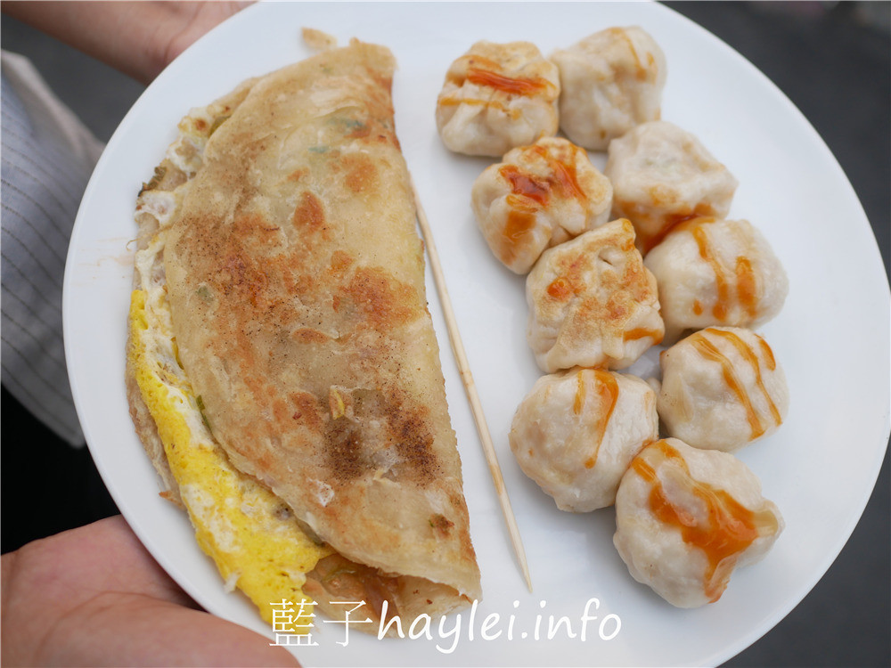嘉義朴子/福州包香酥抓餅-剛出鍋熱騰騰的多汁福州包，煎至金黃酥香的美味抓餅擄獲在地人味蕾，近朴子國小的經典在地小吃！今天吃什麼/嘉義美食/嘉義小吃/傳統美食/在地美味/藍子愛美食 中式料理 國內旅遊 攝影 民生資訊分享 飲食集錦 