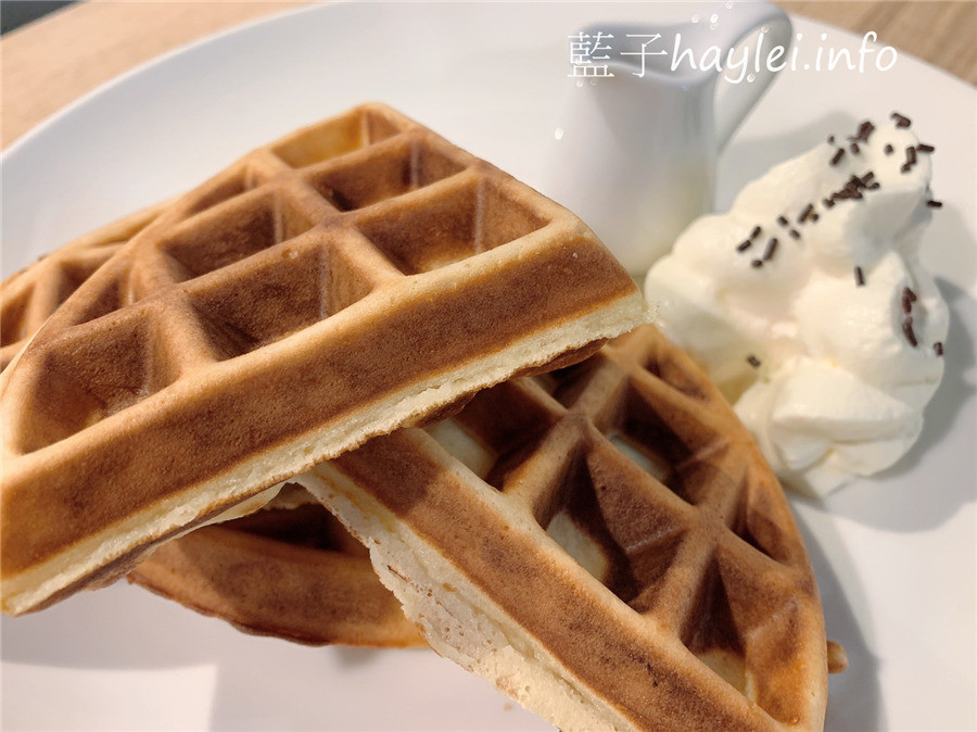 今天吃什麼/嘉義中埔/月cafe/月咖啡-近嘉義大學的個性咖啡廳，提供手沖咖啡、特色花果茶飲跟鬆餅等美食，邊聽著黑膠唱片、邊品著香氣醉人的療癒咖啡，悠閒享受屬於此刻的浪漫時光！嘉義美食/嘉義咖啡廳/文青咖啡館/寵物友善/藍子愛美食 國內旅遊 攝影 民生資訊分享 美式料理 飲食集錦 