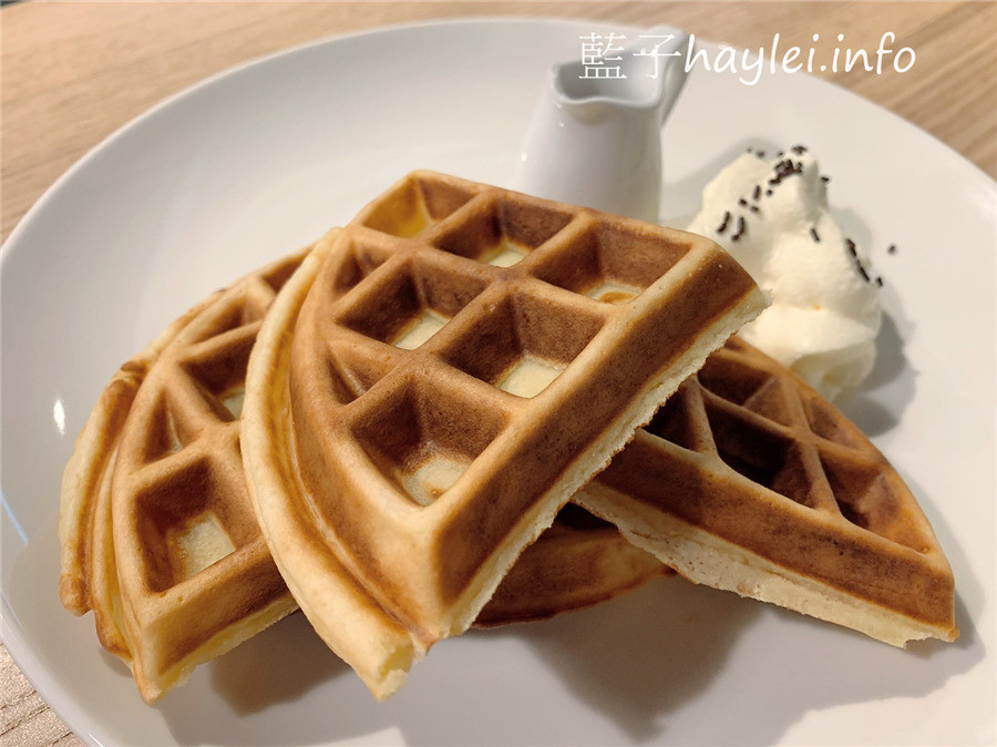 今天吃什麼/嘉義中埔/月cafe/月咖啡-近嘉義大學的個性咖啡廳，提供手沖咖啡、特色花果茶飲跟鬆餅等美食，邊聽著黑膠唱片、邊品著香氣醉人的療癒咖啡，悠閒享受屬於此刻的浪漫時光！嘉義美食/嘉義咖啡廳/文青咖啡館/寵物友善/藍子愛美食 國內旅遊 攝影 民生資訊分享 美式料理 飲食集錦 