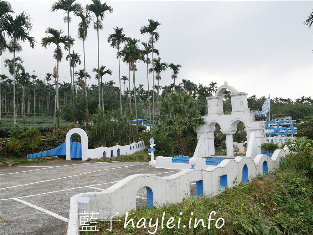 雲林古坑/56號藍色公路地中海景觀咖啡廳-香醇美味的麻油松坂豬煲套餐、小熊冰磚超可愛且喝起來口感濃郁的黑冰磚泡奶都很推薦,地中海風格的藍白色系繽紛可愛,環境寬敞舒適,可以來看夜景,有停車場的景觀餐廳~今天吃什麼/雲林美食/雲林景點/雲林旅遊/雲林咖啡/華山景觀餐廳推薦/藍子愛美食 中式料理 國內旅遊 攝影 民生資訊分享 飲食集錦