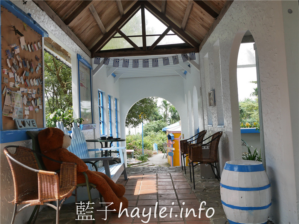 雲林古坑/56號藍色公路地中海景觀咖啡廳-香醇美味的麻油松坂豬煲套餐、小熊冰磚超可愛且喝起來口感濃郁的黑冰磚泡奶都很推薦,地中海風格的藍白色系繽紛可愛,環境寬敞舒適,可以來看夜景,有停車場的景觀餐廳~今天吃什麼/雲林美食/雲林景點/雲林旅遊/雲林咖啡/華山景觀餐廳推薦/藍子愛美食 中式料理 國內旅遊 攝影 民生資訊分享 飲食集錦