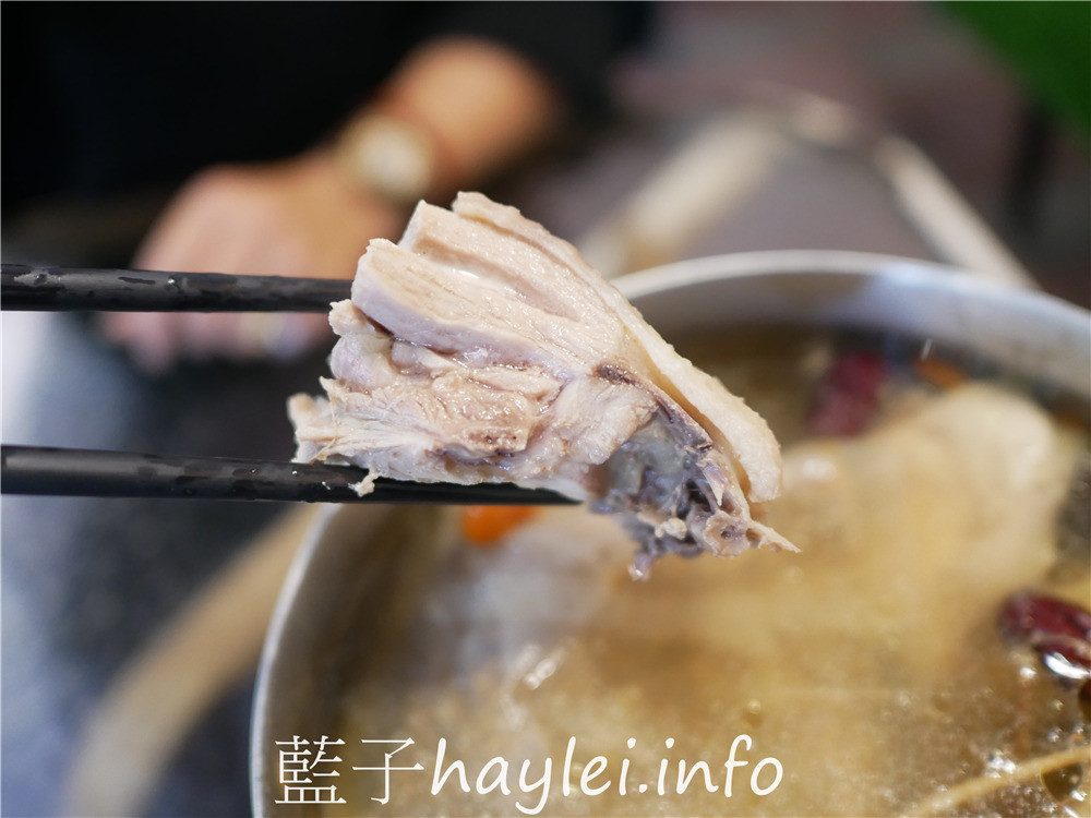 雲林古坑/阿嬤私房菜-阿嬤筍仔麵、狗尾草燉雞湯、香烤鹹豬肉、蒜味龍鬚菜跟招牌脆筍蛋都是必點手路菜，口味都非常好吃，華山必吃美食！今天吃什麼/台灣美食/雲林美食/雲林華山/華山美食/古早味美食/傳統美食/創意料理/台菜餐廳/合菜餐廳/藍子愛美食 中式料理 國內旅遊 攝影 民生資訊分享 飲食集錦 