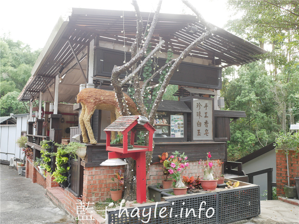 雲林古坑/十方客棧咖啡民宿手工皂-庭園造景風雅美麗,現做美味咖啡香醇濃郁,咖啡杯具精緻漂亮,現場洗臉送手工皂體驗組,用過都說讚的珍珠白玉手工皂超級好用,來訪別忘記帶一塊回家試試~今天吃什麼/雲林美食/雲林景點/雲林咖啡/古坑咖啡/雲林手工皂/手工皂體驗/華山必訪景點/藍子愛美食 保養品分享 健康養身 國內外住宿相關 國內旅遊 攝影 民生資訊分享 飲食集錦