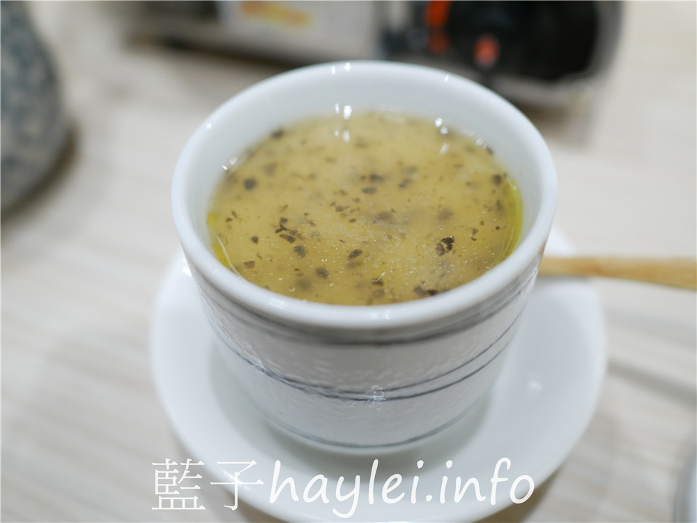 台南中西區/初幸居食屋-1280的和牛壽喜燒雙人套餐超級誘人,煎好的和牛沾上嫩滑的蛋液入口真是味蕾極致享受~今天吃什麼/台南美食/台南日式料理/台南和牛餐廳推薦/台南鍋物料理/日本料理店/壽喜燒美食/Sukiyaki/鋤燒/japanesefood/藍子愛美食 健康養身 國內旅遊 攝影 日式料理 民生資訊分享 飲食集錦