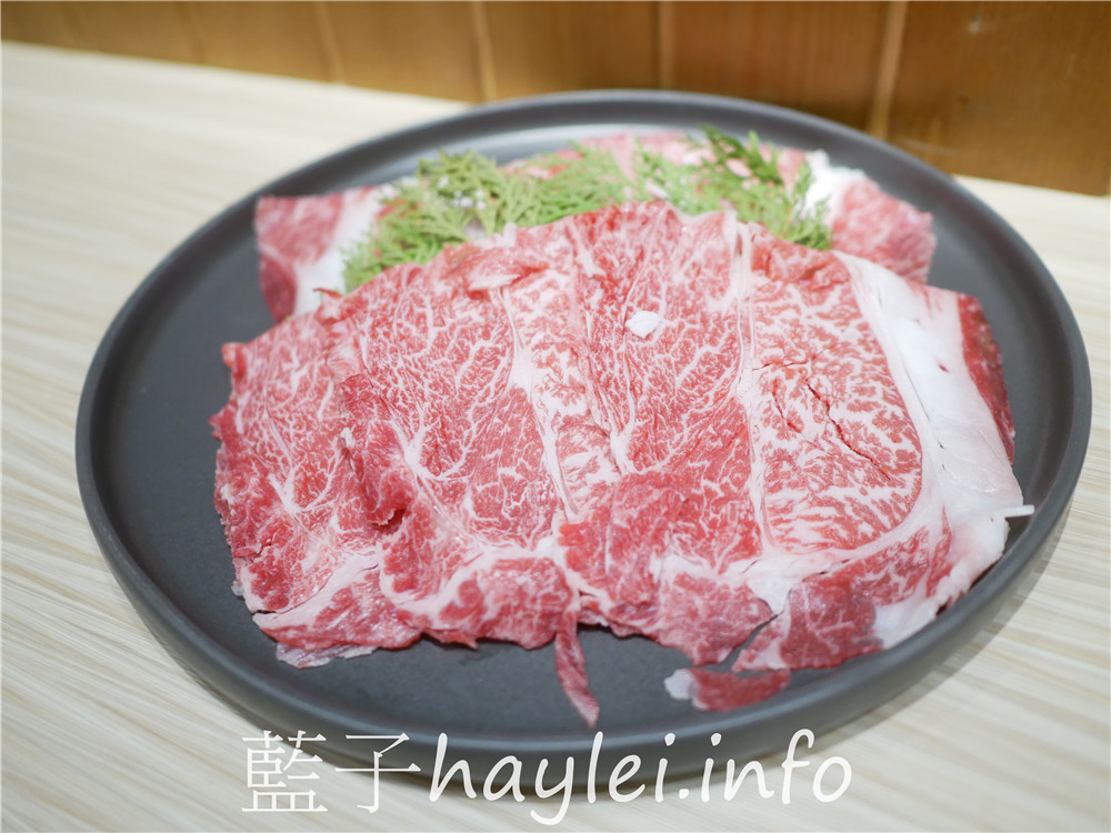 台南中西區/初幸居食屋-1280的和牛壽喜燒雙人套餐超級誘人,煎好的和牛沾上嫩滑的蛋液入口真是味蕾極致享受~今天吃什麼/台南美食/台南日式料理/台南和牛餐廳推薦/台南鍋物料理/日本料理店/壽喜燒美食/Sukiyaki/鋤燒/japanesefood/藍子愛美食 健康養身 國內旅遊 攝影 日式料理 民生資訊分享 飲食集錦
